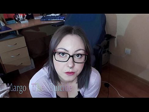 ❤️ Ragazza sexy con gli occhiali succhia il dildo profondamente sulla macchina fotografica ❤️❌ Video di sesso al it.lemovani.top